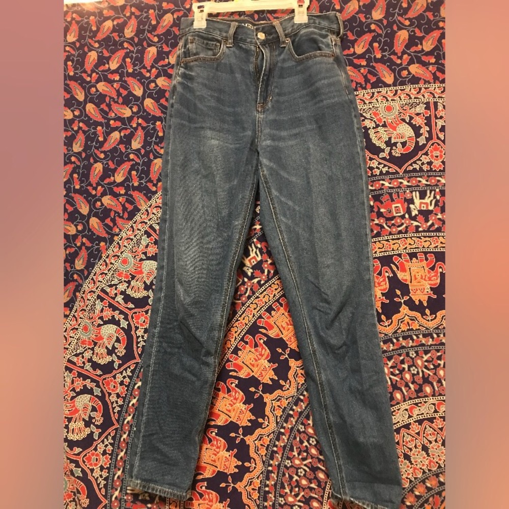 AMERICAN EAGLE High Waisted Mom Jeans!! NWOT